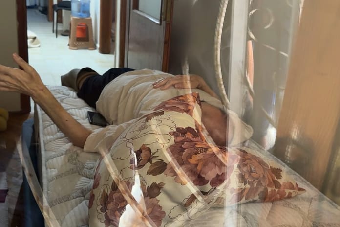 Yatalak babasına söyledikleri 'Böyle evlat olmaz olsun' dedirtti: Seni burada ölüme terk ediyorum