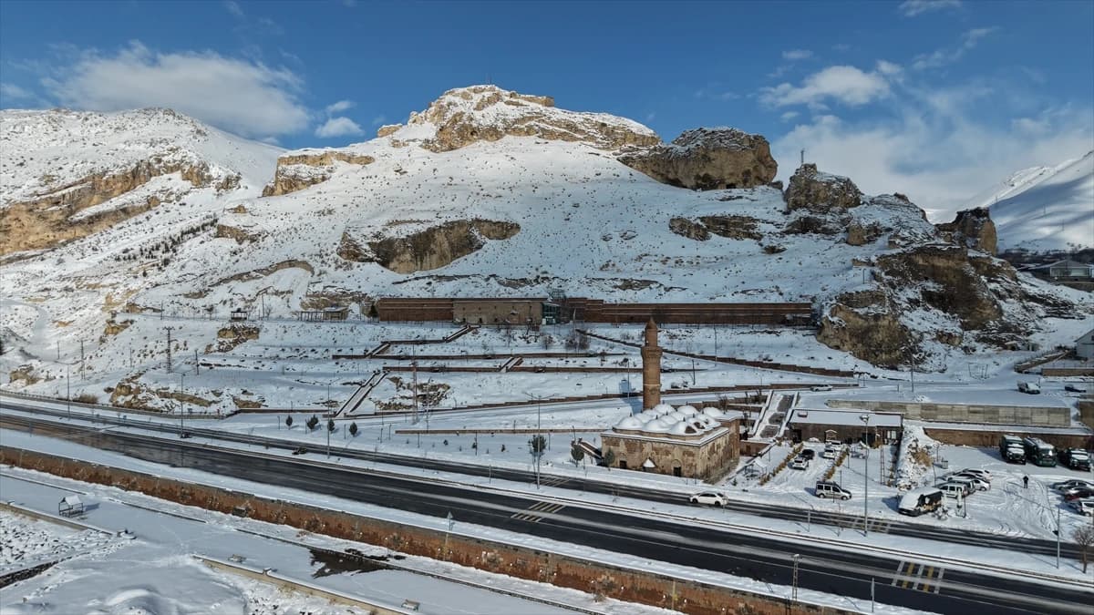 Bitlis'te kar yağışı etkili oldu: 314 köy yolu ulaşıma kapandı
