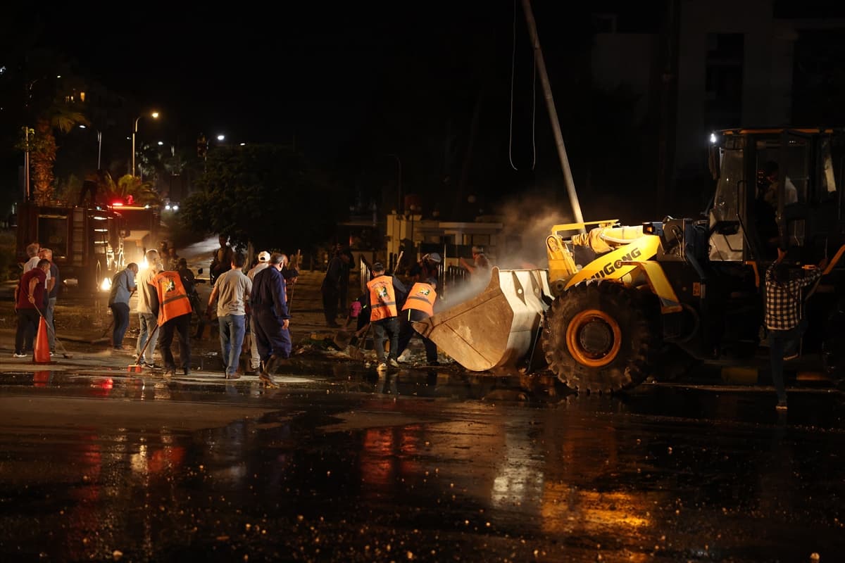 İsrail'in hedefi olan Suriye'de enkaz kaldırma çalışmaları sürüyor