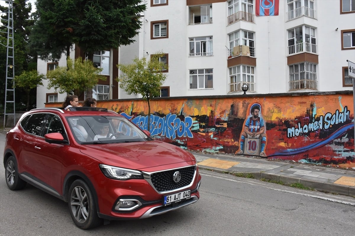 Trabzon'da Salah sevgisi şehrin duvarlarına yansıdı