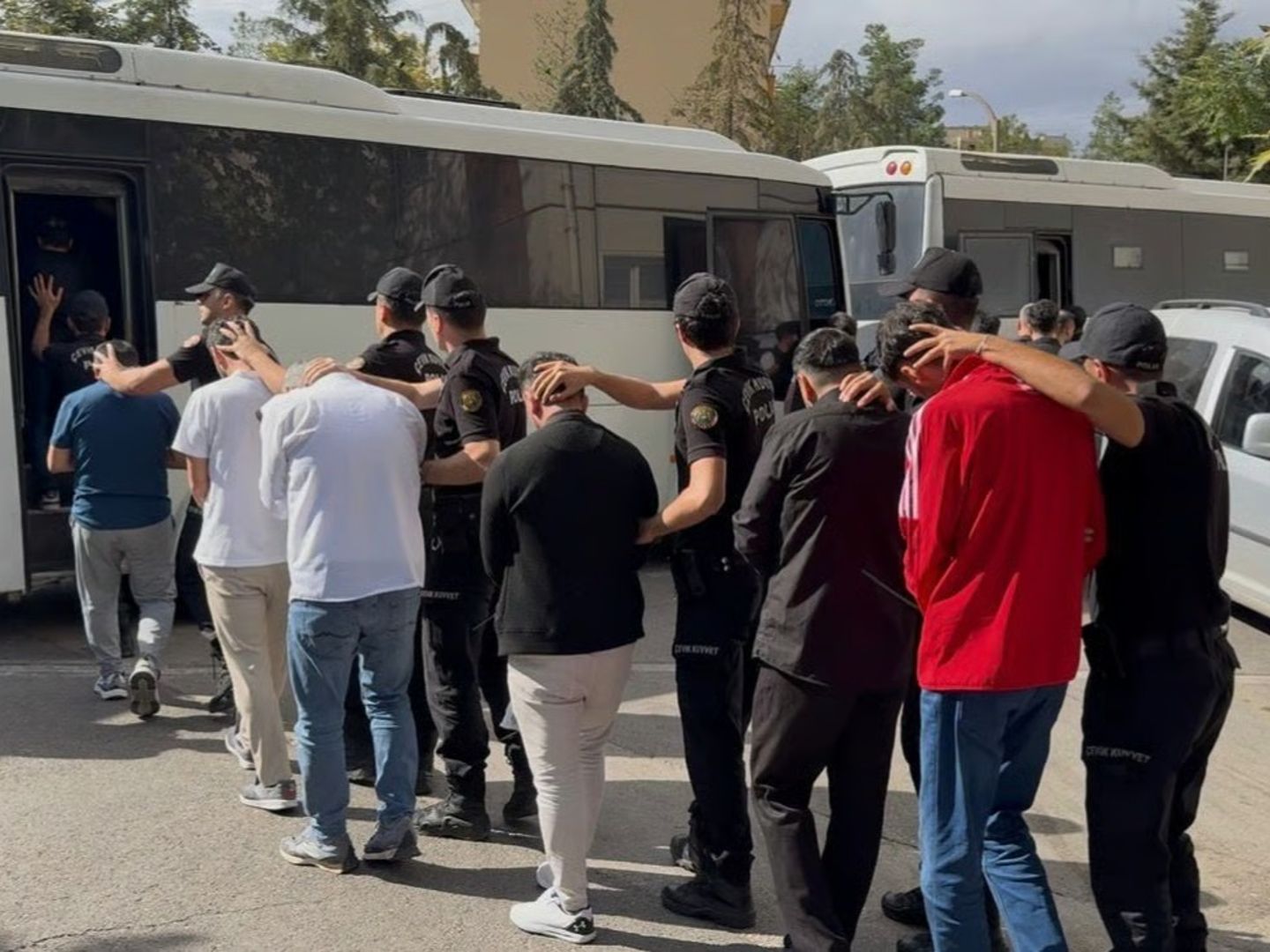 Diyarbakır merkezli silah kaçakçılığı operasyonu: 19 zanlı tutuklandı