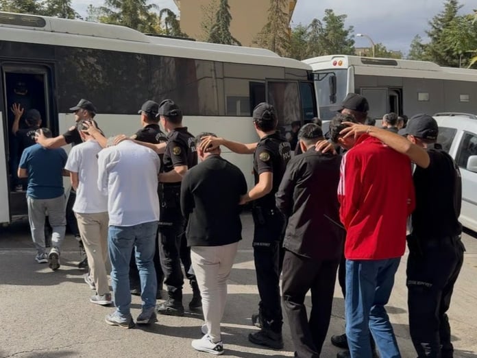 Diyarbakır merkezli silah kaçakçılığı operasyonu: 19 zanlı tutuklandı