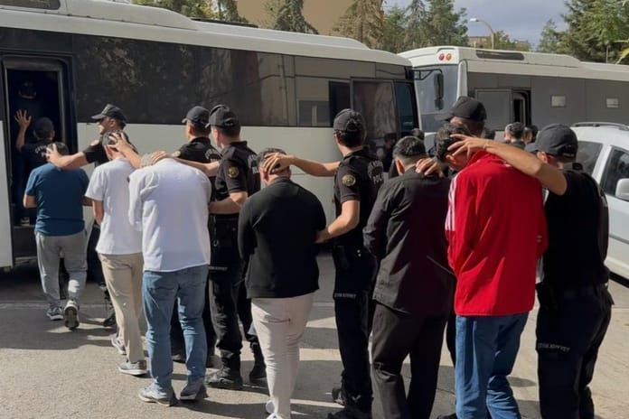 Diyarbakır merkezli silah kaçakçılığı operasyonu: 19 zanlı tutuklandı