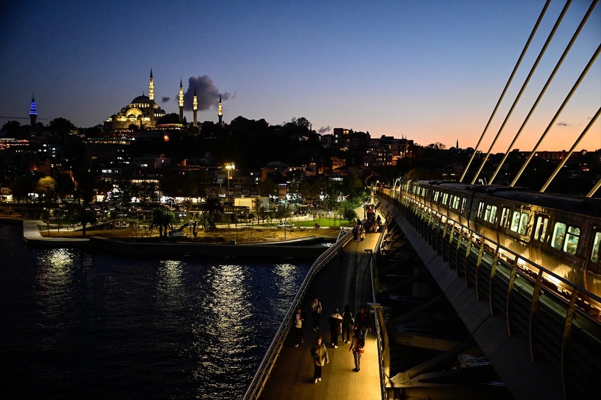 İstanbul'un tarihi silüeti gün batımında objektife yansıdı