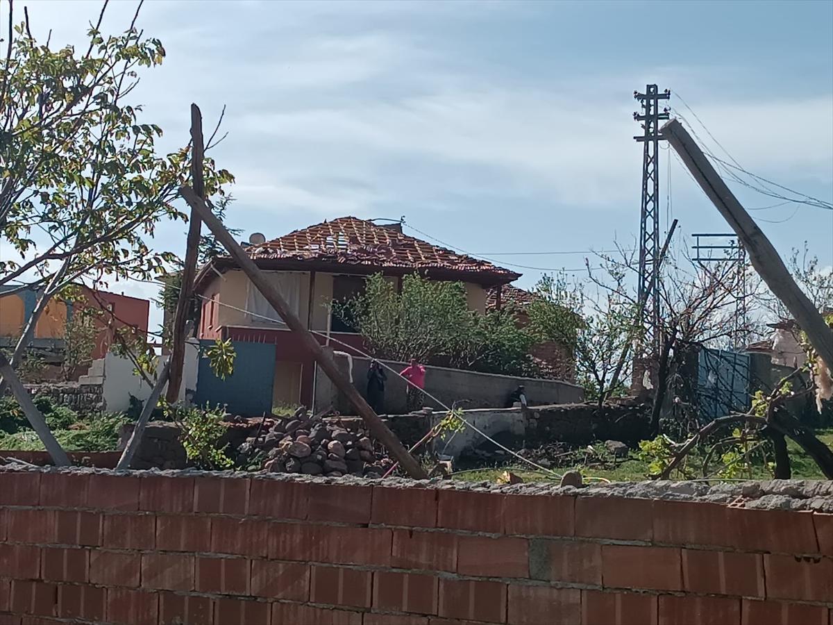 Çorum'da hortum felaketi! Çatılar uçtu, direkler devrildi