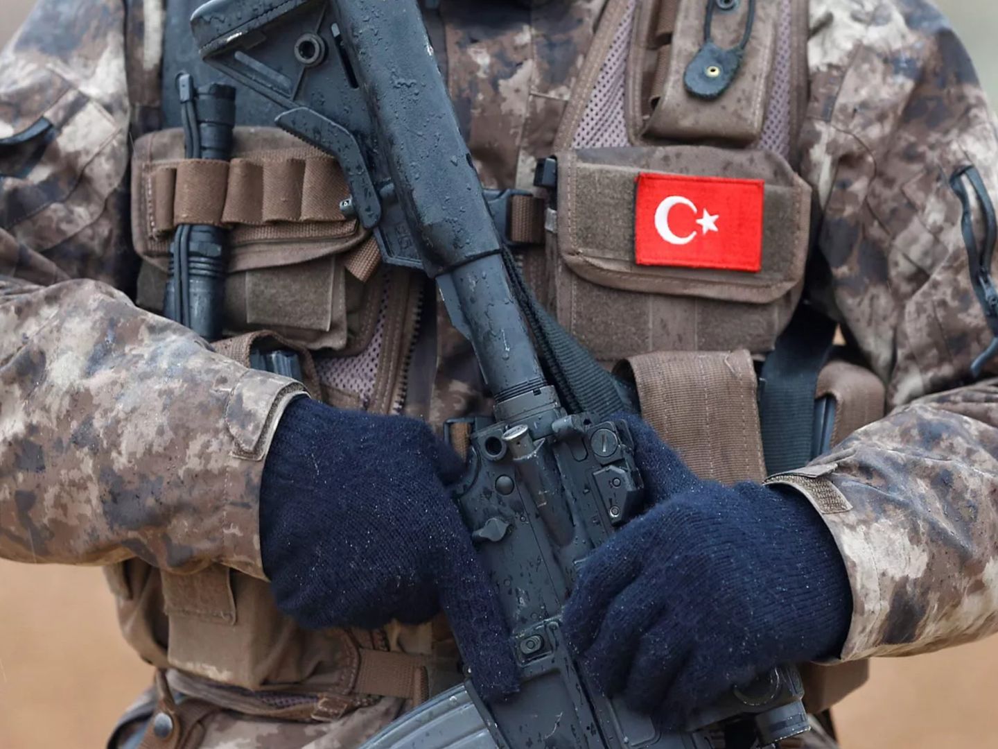 Piyade Uzman Çavuş Mesut Karadağ yıldırım düşmesi sonucu şehit oldu