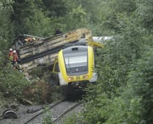 Almanya'da tren raydan çıktı: 3 ölü