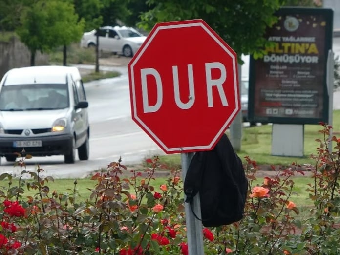 Gereksiz uyarı levhaları söküldü: Yollarda yeni dönem 