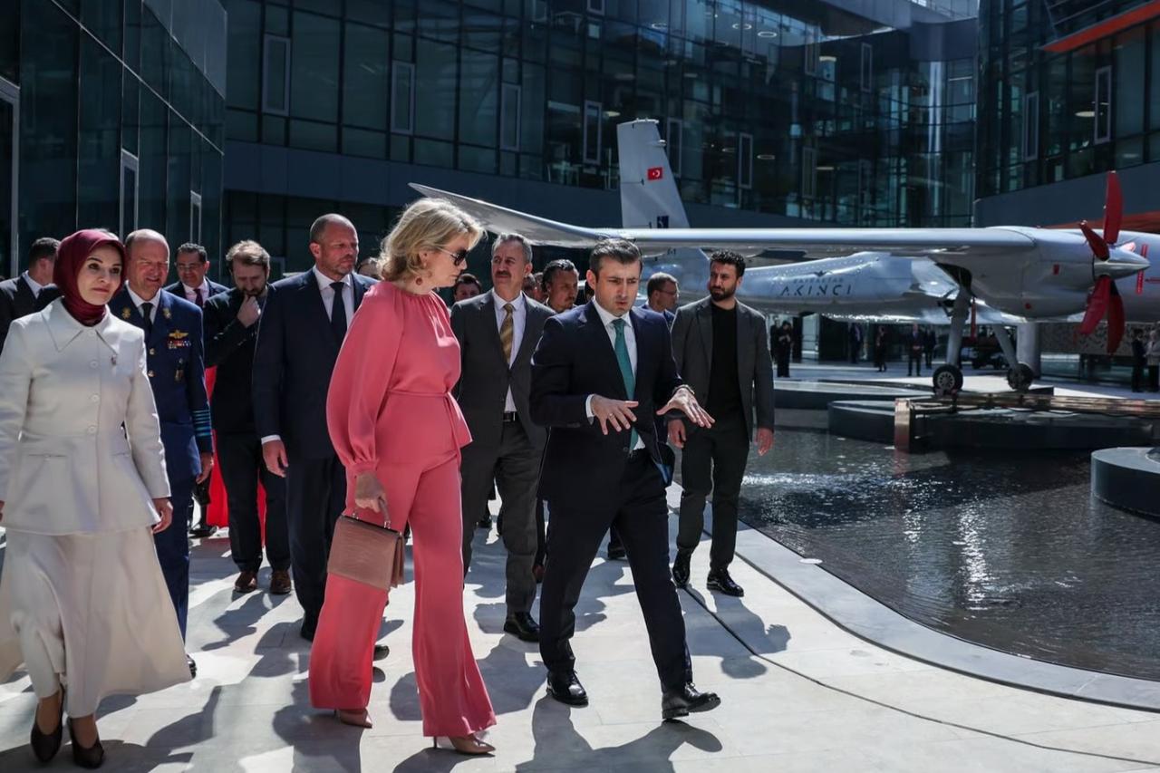 Baykar Yönetim Kurulu Başkanı Selçuk Bayraktar, Belçika Kraliçesi Mathilde'ye sunum yaptı