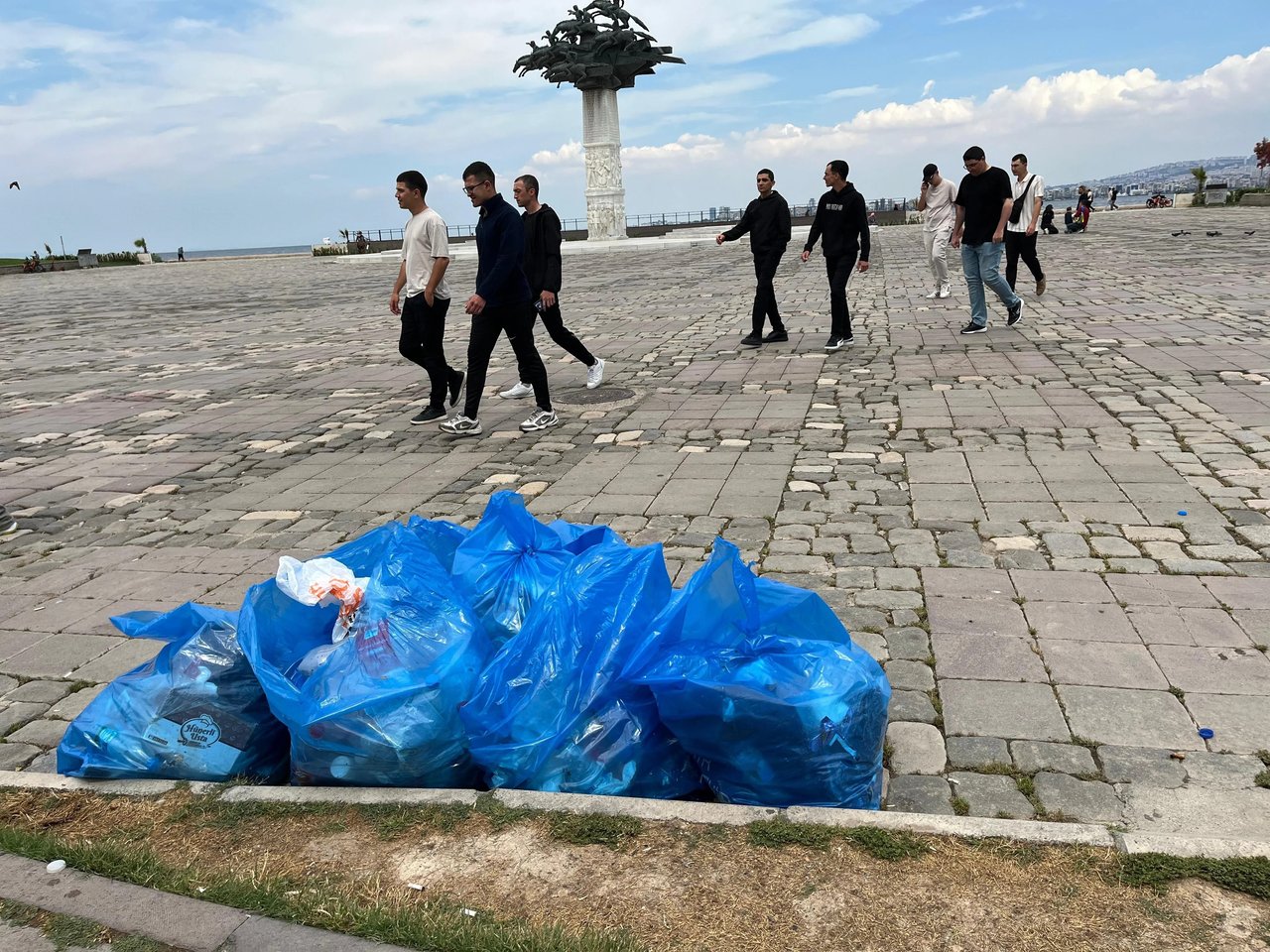 İzmir'de işçiler grevde, çöpler ortada kaldı