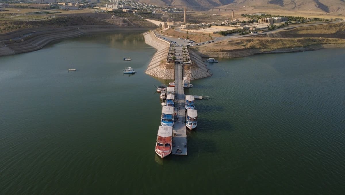 Ilısu Baraj Gölü ziyaretçilerine tarihi panorama sunuyor