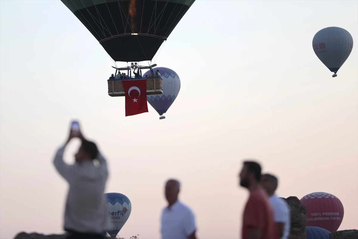 Kapadokya gökyüzünde anlamlı uçuş: Sıcak hava balonları 15 Temmuz için havalandı