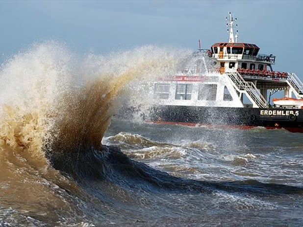 Marmara’da fırtına alarmı: Deniz ulaşımı durdu