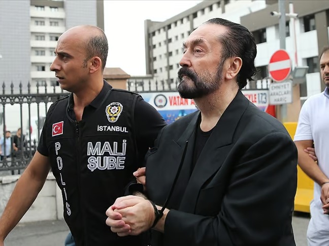 Adnan Oktar ve sanıklar "nitelikli dolandırıcılık" ve "kara para aklama" suçlarından beraat etti