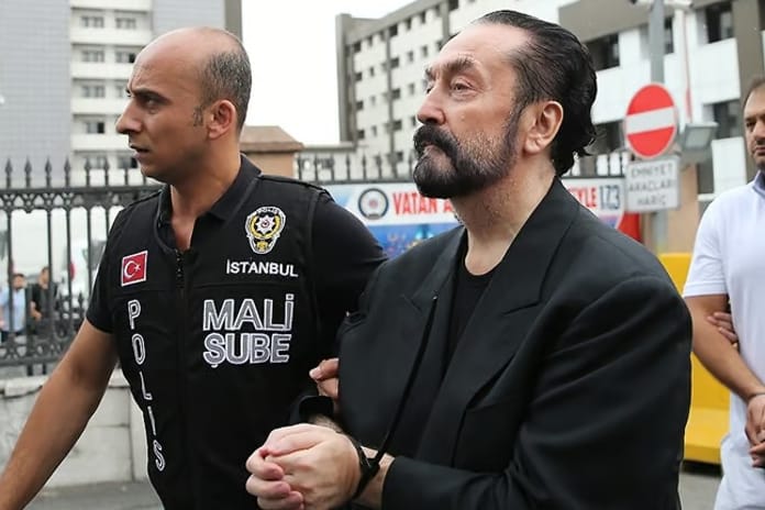 Adnan Oktar ve sanıklar "nitelikli dolandırıcılık" ve "kara para aklama" suçlarından beraat etti