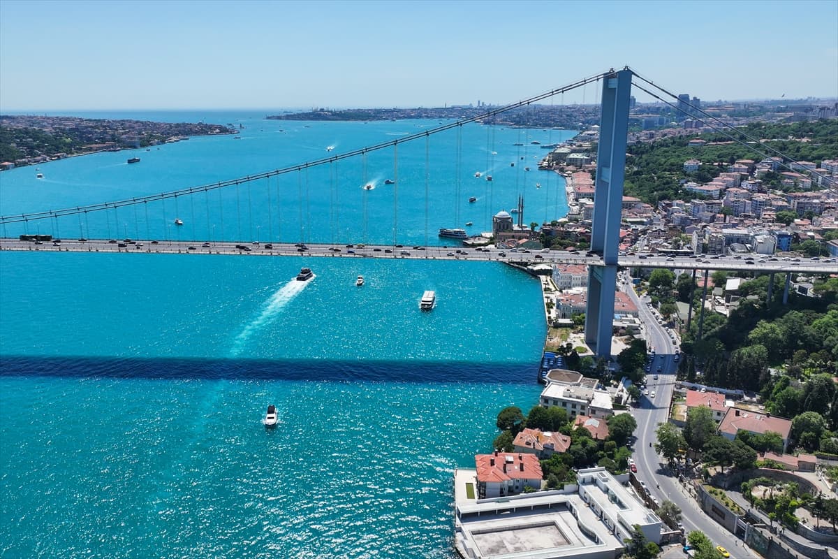 İstanbul Boğazı'nın turkuaz rengi büyüledi