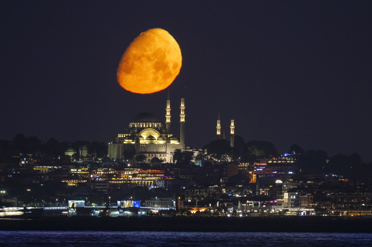 İstanbul'da farklı zamanlarda çekilmiş Ay fotoğrafları