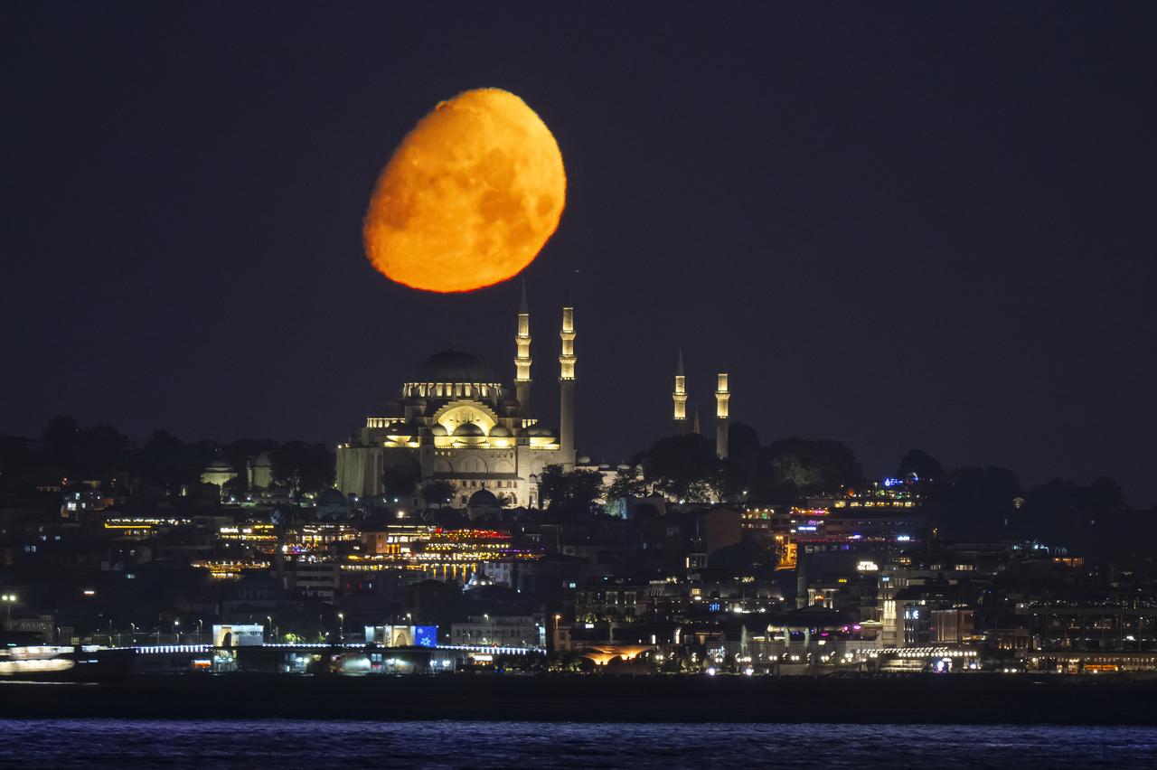 İstanbul'da farklı zamanlarda çekilmiş Ay fotoğrafları