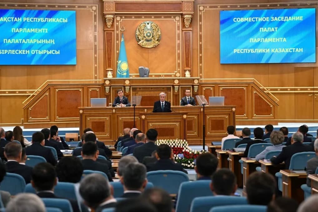 Kazakistan'da çift meclisli dönem sona erdi