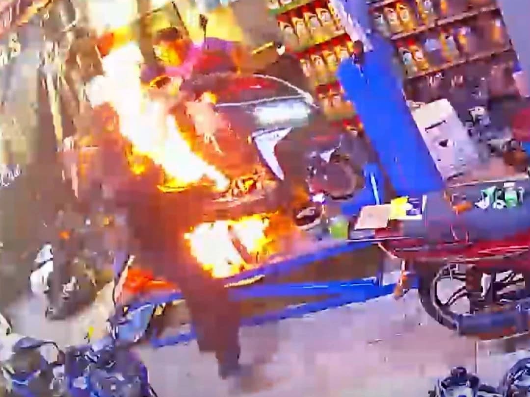 Motosikleti üfleyerek söndürdü