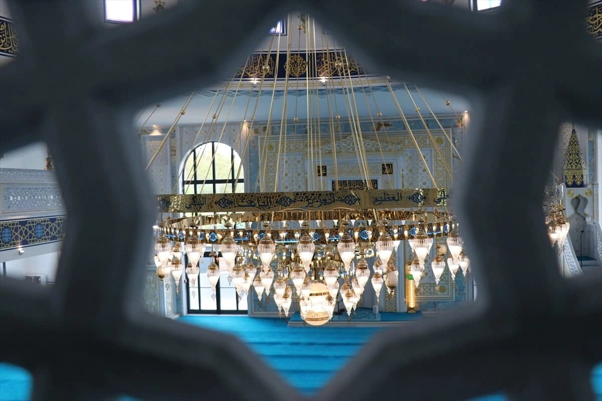 Eyüp Sultan Camisi Fransa'da ibadete açıldı
