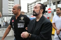 Adnan Oktar ve sanıklar "nitelikli dolandırıcılık" ve "kara para aklama" suçlarından beraat etti