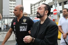 Adnan Oktar ve sanıklar "nitelikli dolandırıcılık" ve "kara para aklama" suçlarından beraat etti