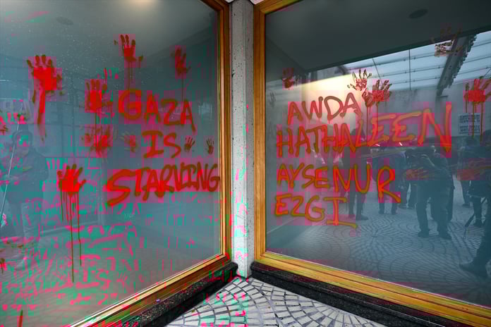 Gerçekleri duvarlara yazdılar