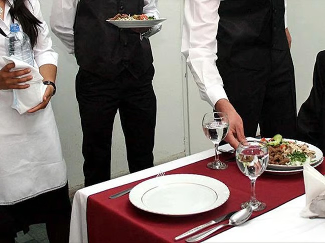 Kafe ve restoranlarda zorunlu servis ve masa ücreti yasaklanıyor