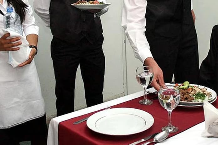 Kafe ve restoranlarda zorunlu servis ve masa ücreti yasaklanıyor