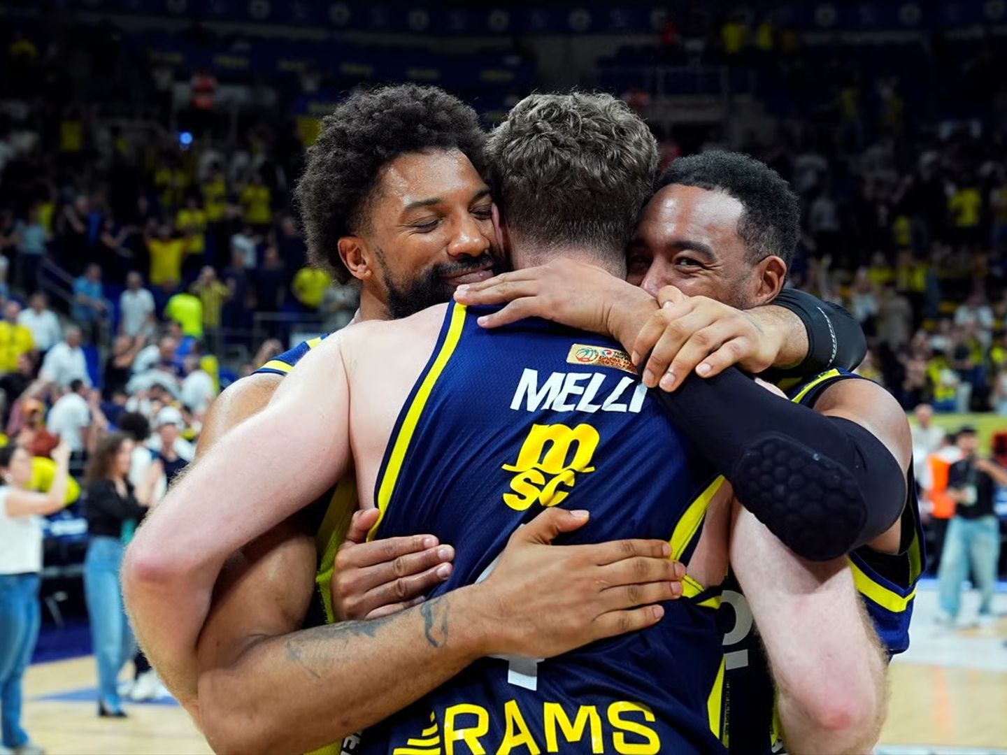 Fenerbahçe geri dönüşüyle Anadolu Efes'i mağlup ederek avantajı kaptı
