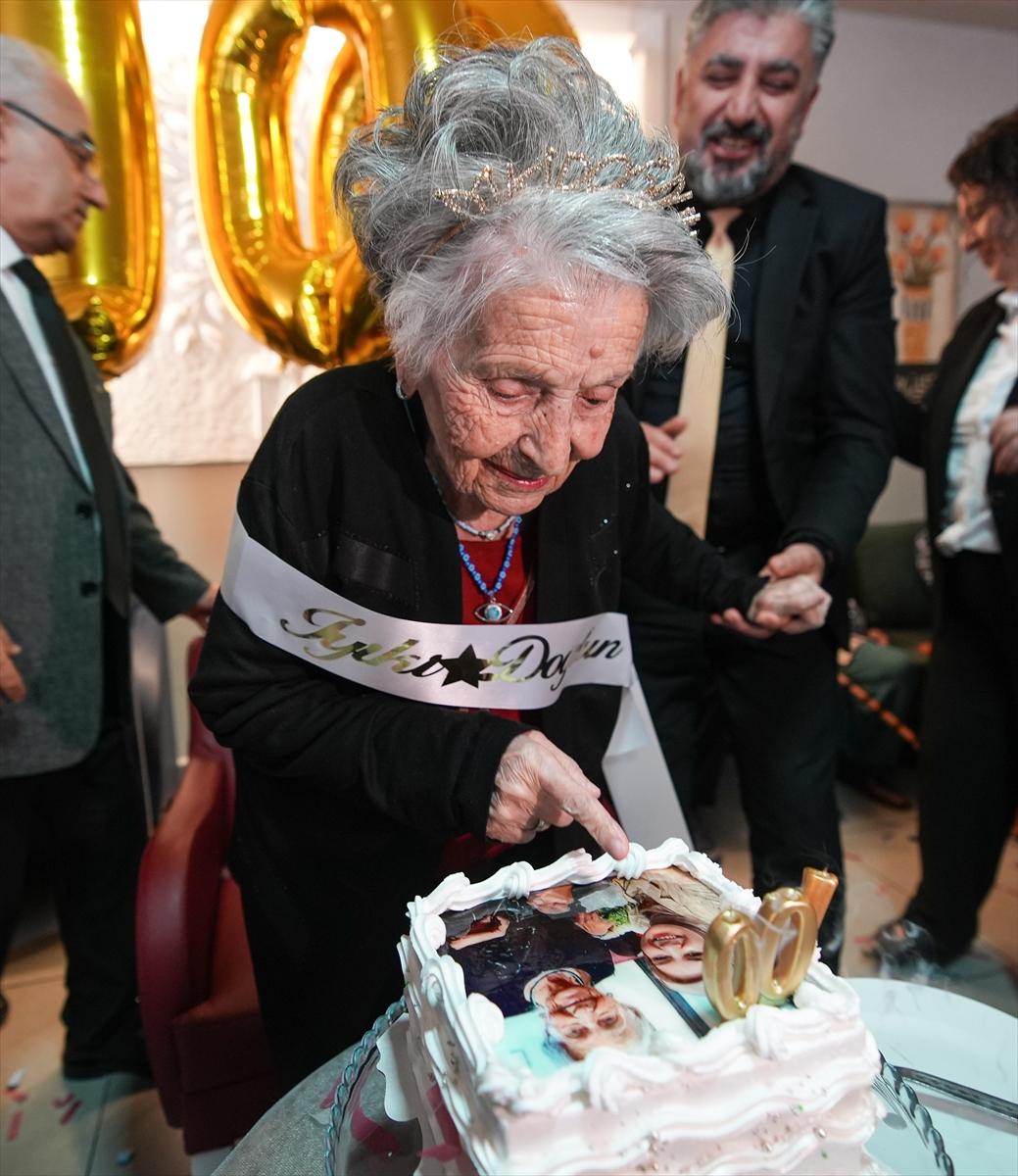 100 yıllık çınarın doğum günü dileği gerçek oldu: İzmir'de asırlık kutlama