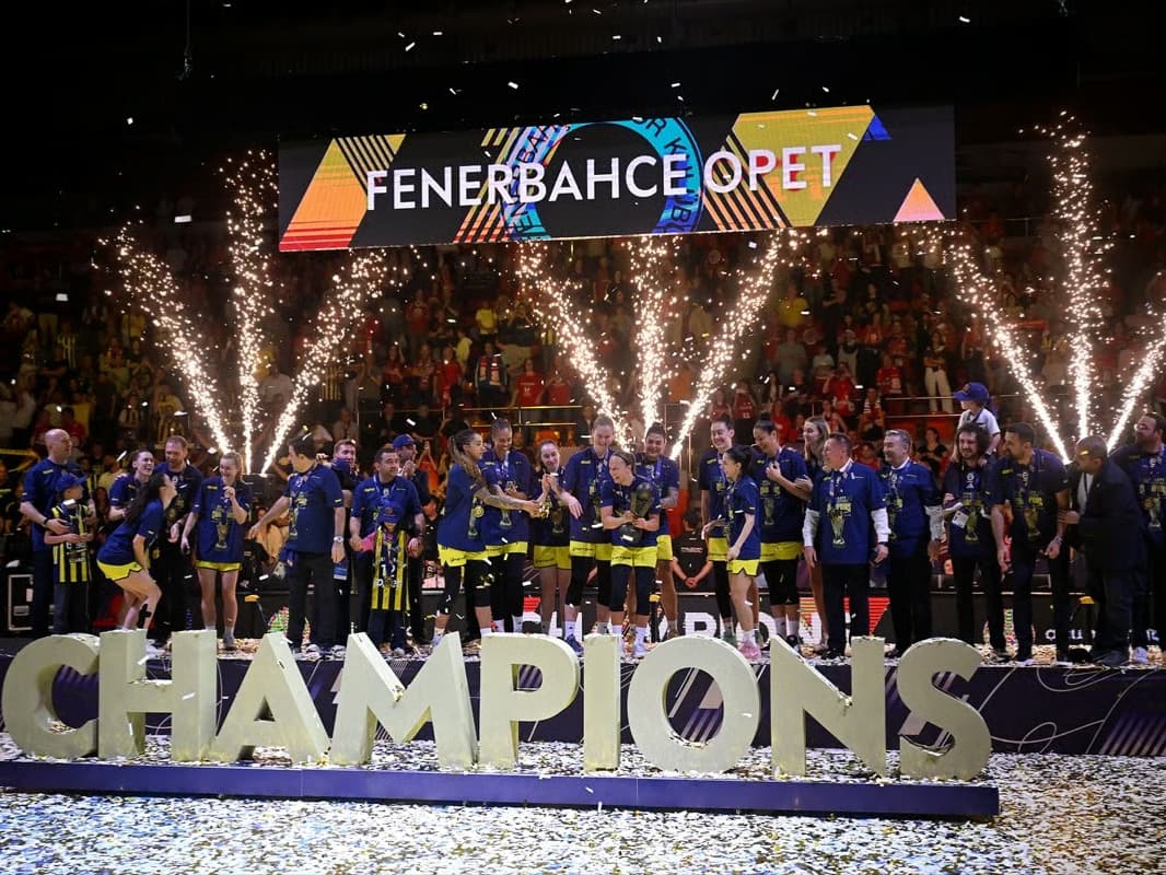 Türk derbi finalinde kupa Fenerbahçe'nin