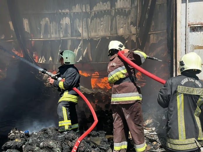 Bakü’de alışveriş merkezi deposunda büyük yangın