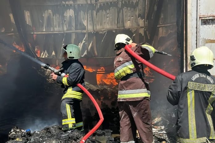 Bakü’de alışveriş merkezi deposunda büyük yangın