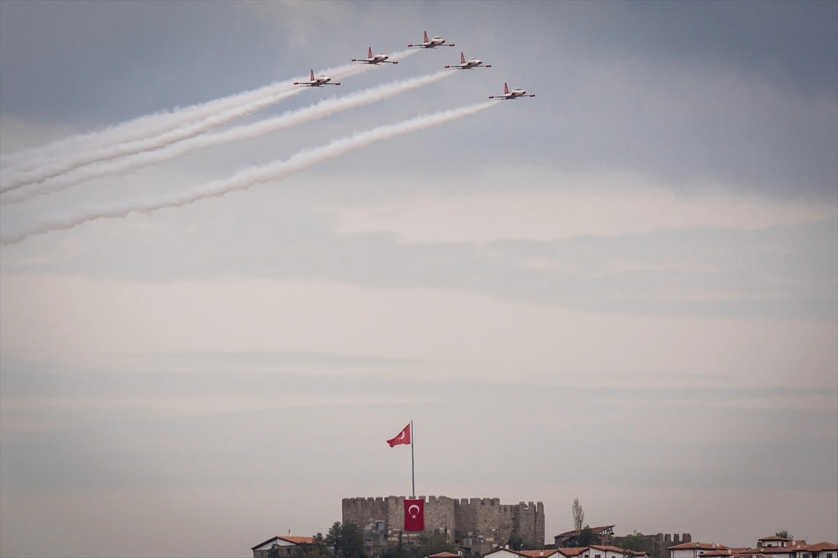 Türk Yıldızları Ankara semalarında parladı