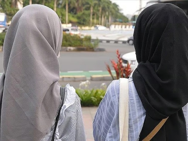 Güney Kıbrıs'ta serbest olan başörtüsü Kuzey Kıbrıs'ta yasak