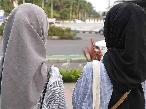 Güney Kıbrıs'ta serbest olan başörtüsü Kuzey Kıbrıs'ta yasak