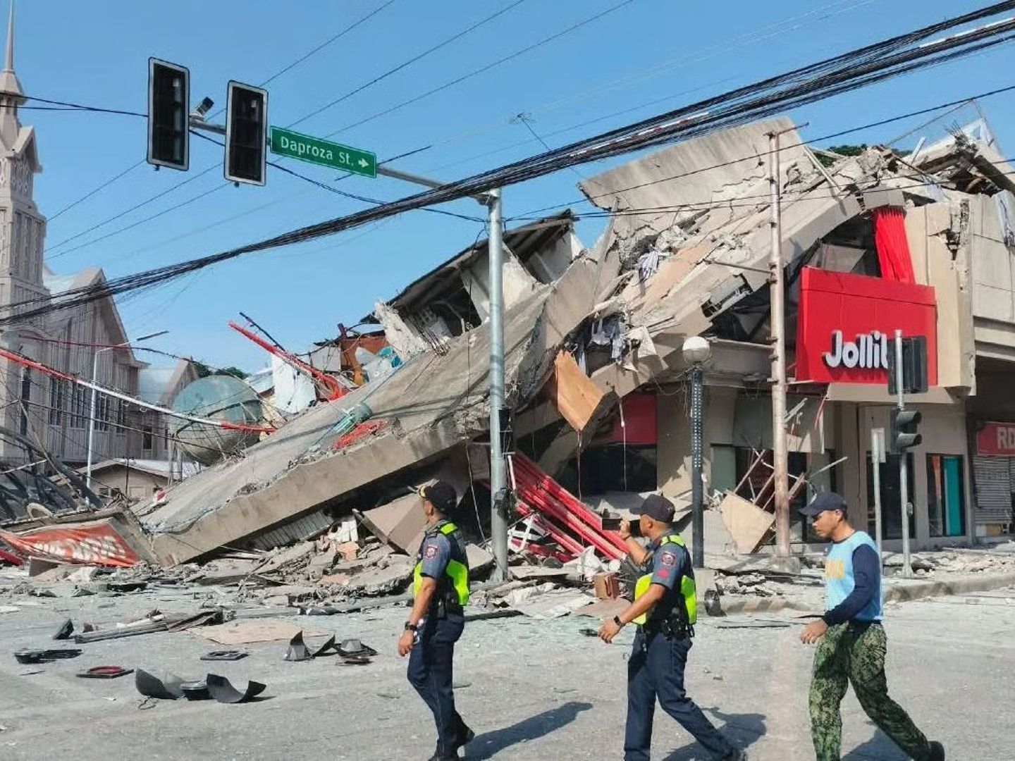 Filipinler'de 7,8 büyüklüğünde deprem meydana geldi