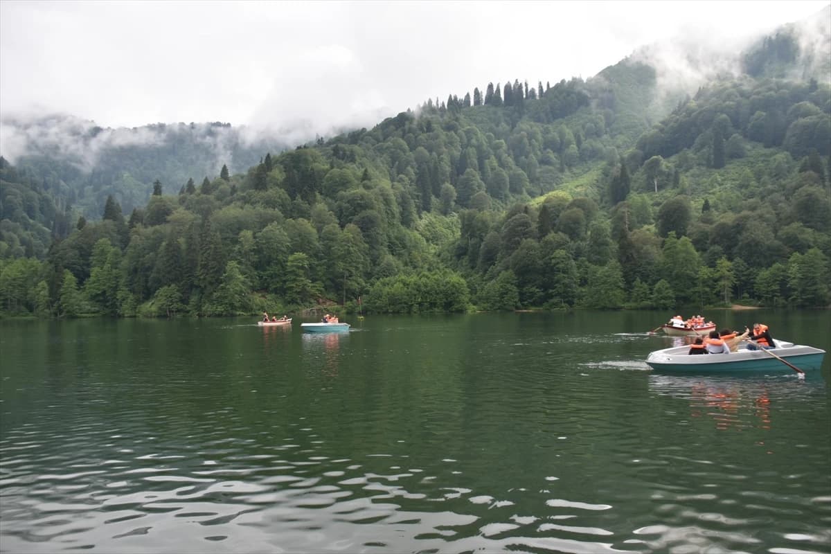 Borçka Karagöl Tabiat Parkı'na ziyaretçi akını