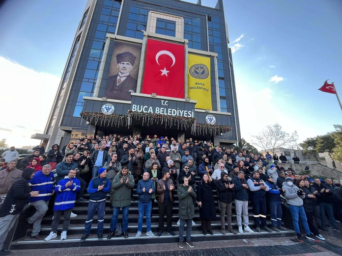 İzmir Buca'da maaş alamayan işçiler greve başladı