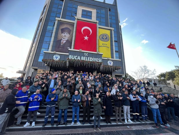İzmir Buca'da maaş alamayan işçiler greve başladı