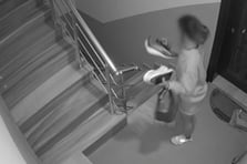 30 bin liralık ayakkabı çaldı çıkarken kendi terliklerini bıraktı