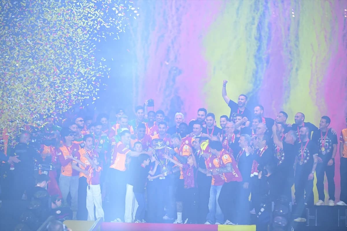 Galatasaray 26. şampiyonluk kupasını RAMS Park'ta kaldırdı