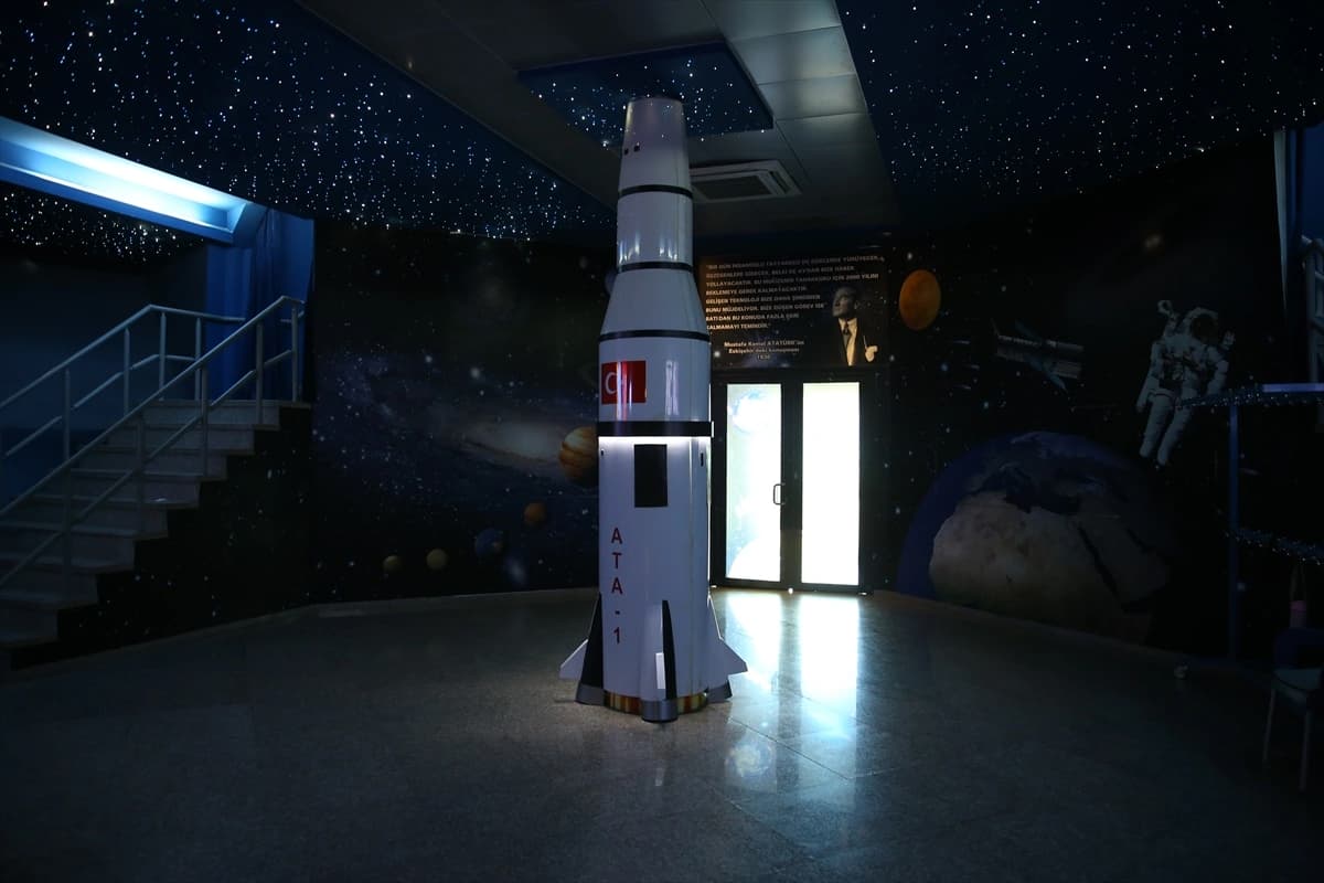 Gizemli karadeliklerin sırrı planetaryumda izleyiciyle buluşturuluyor