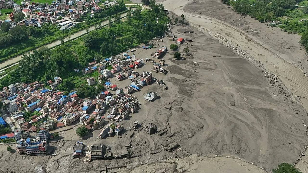 Nepal-Çin sınırındaki sel felaketinde can kaybı 359'a yükseldi