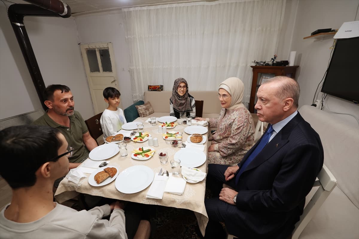 Cumhurbaşkanı Erdoğan’dan aile iftarına ziyaret