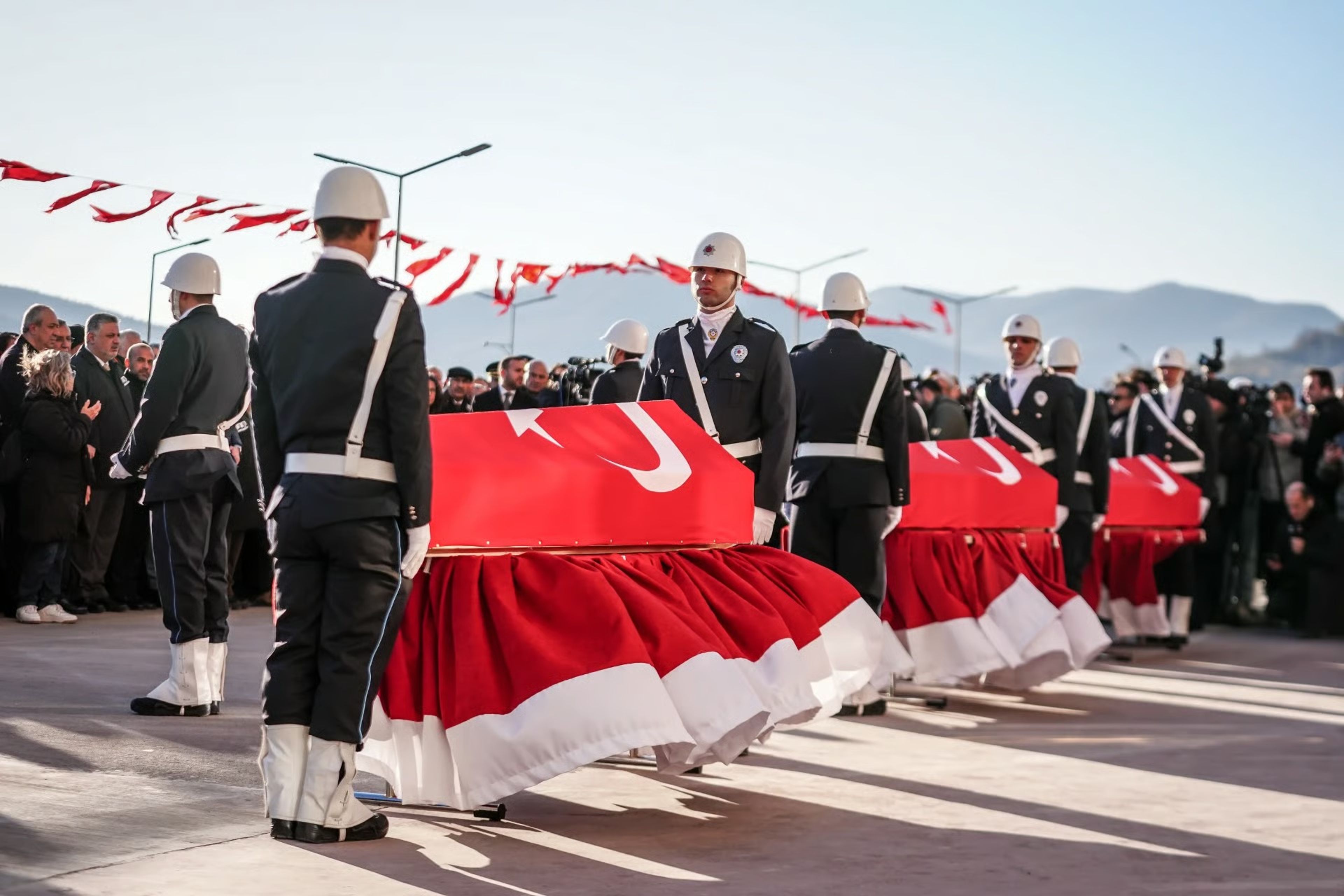 Şehitler son yolculuklarına uğurlandı: Gözyaşları sel oldu