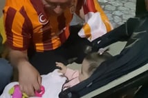 Galatasaraylı çift şampiyonluk kutlamasında bebeklerini unuttu