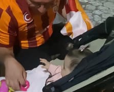 Galatasaraylı çift şampiyonluk kutlamasında bebeklerini unuttu